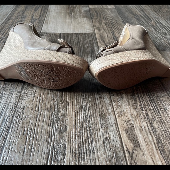 Opened toed wedges w/ woven heel - Picture 4 of 4